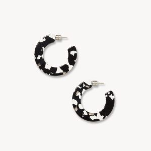 Kate Hoops in Noir