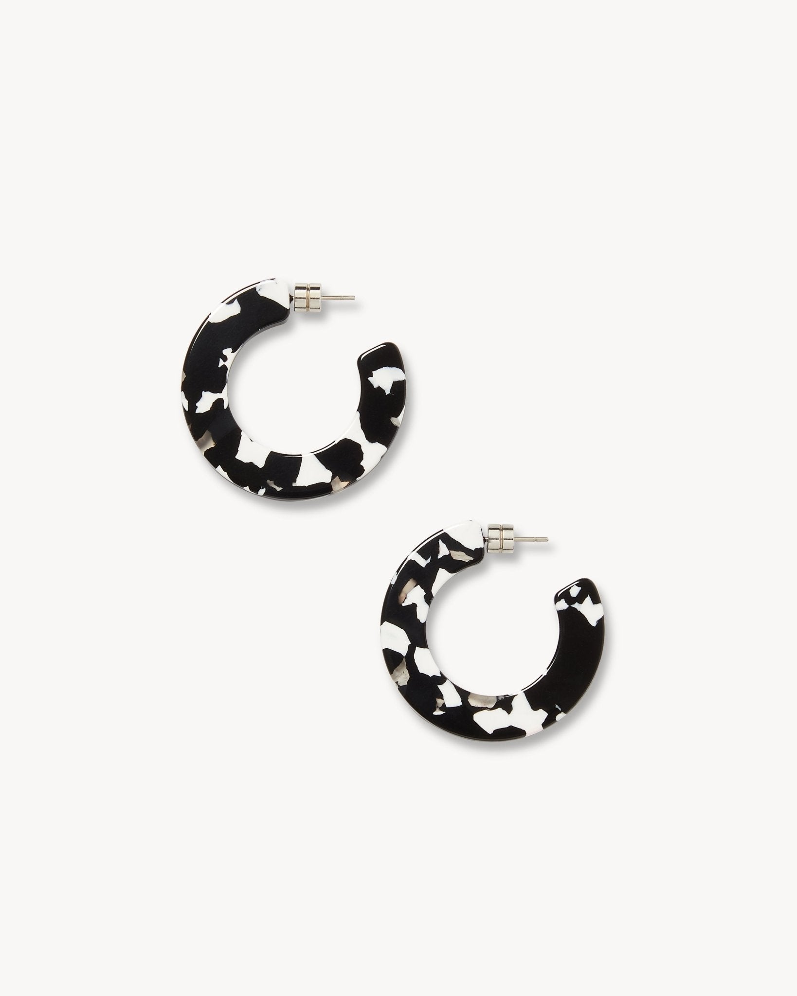 Kate Hoops in Noir